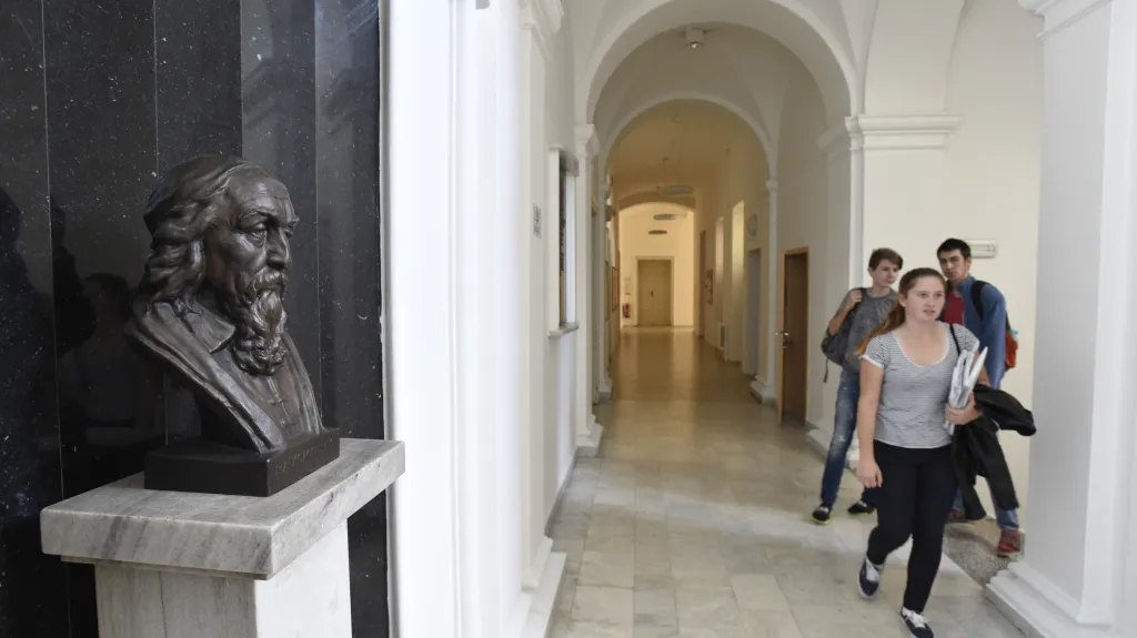 Busta Jana Amose Komenského na Gymnáziu Brno, třída Kapitána Jaroše