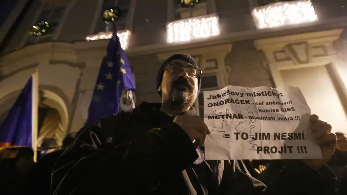 Několik desítek lidí demonstrovalo 19. prosince 2017 před sněmovnou proti zvolení poslance KSČM Zdeňka Ondráčka do čela komise pro kontrolu činnosti GIBS i proti ministru vnitra Lubomíru Metnarovi (za ANO)