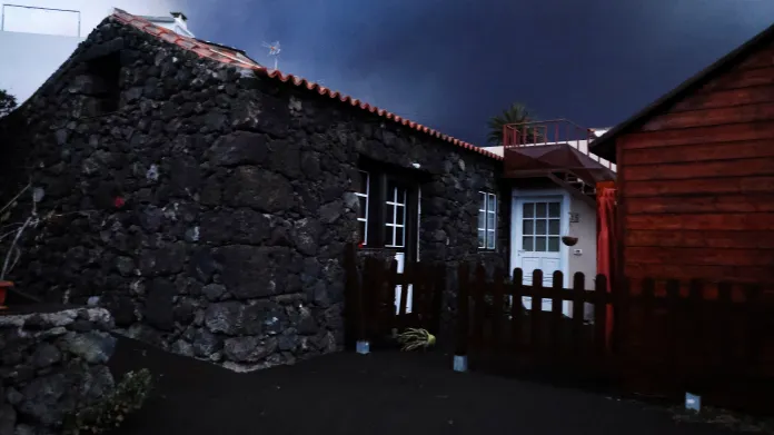 Dům na ostrově La Palma pokrytý sopečným popelem