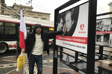 Demonstrující v Pardubicích měli v listopadu 1989 svého maskota. Ze střechy je denně zdravil vlajkonoš Jirka