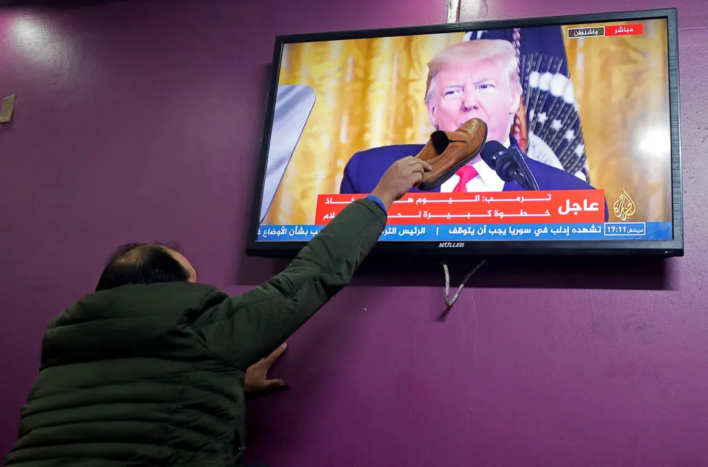 Muž z Palestiny se botou snaží umlčet amerického prezidenta Donalda Trumpa během představení jeho mírového plánu, který řeší situaci na Středním východě