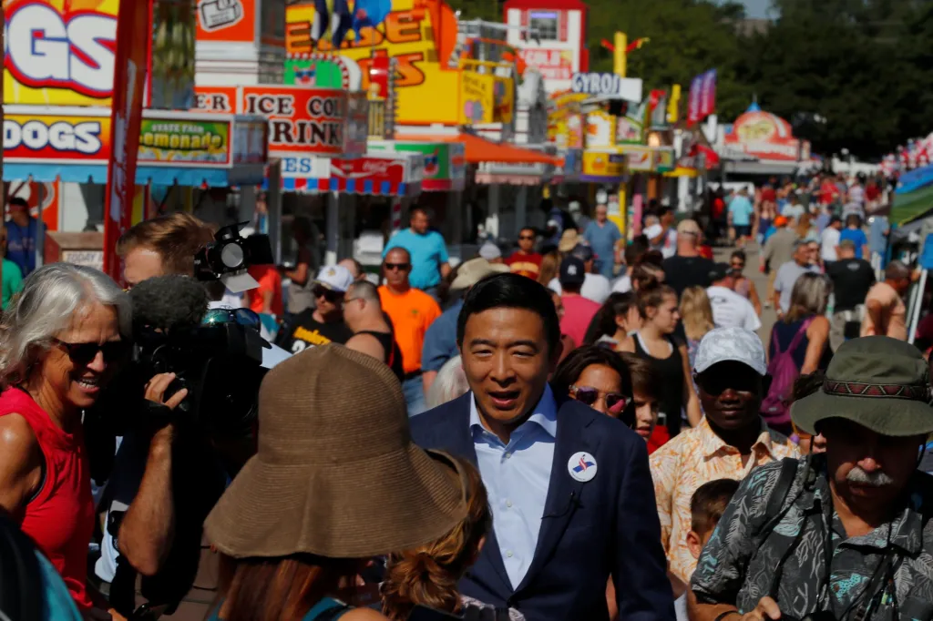 Kandidát Andrew Yang diskutuje s lidmi přímo na ulicich