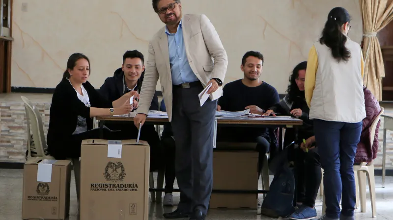 Ivan Marquez z politické strany FARC ve volební místnosti v Bogotě