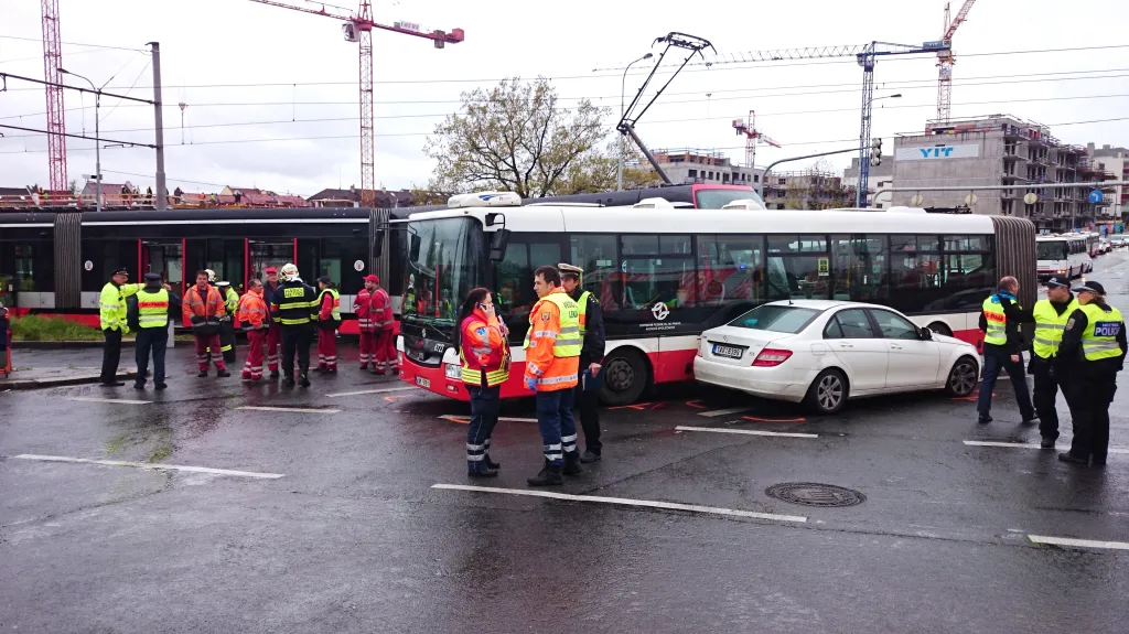 Nehoda tramvaje s autobusem v Modřanech