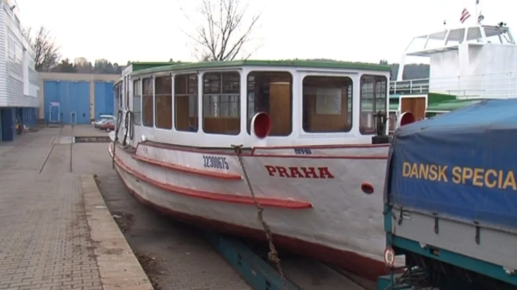 Více než padesát let starý výletní parník Praha