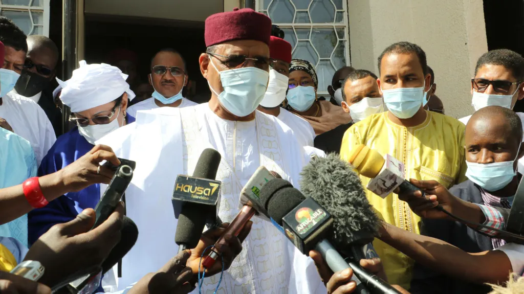 Nigerský prezidentský kandidát Mohamed Bazoum hovoří k médiím