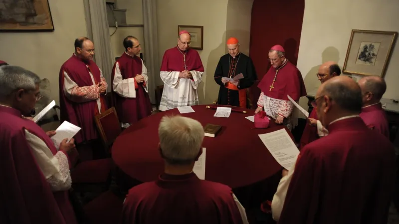 Kardinál komoří Tarcisio Bertone (uprostřed)