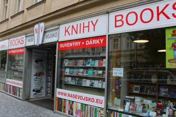 Policisté zasahovali v prodejně nakladatelství Naše vojsko. Zabavili kalendáře a hrnky s portréty nacistů