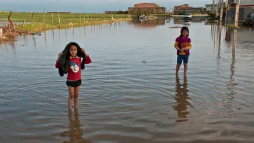 Děti v zaplavené provincii Mázandarán