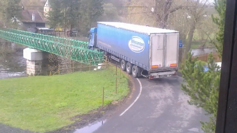 Kamion na šemnickém mostě