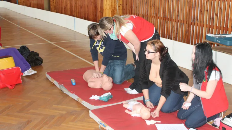 Výuka první pomoci pod vedením studentek SZŠ Trutnov