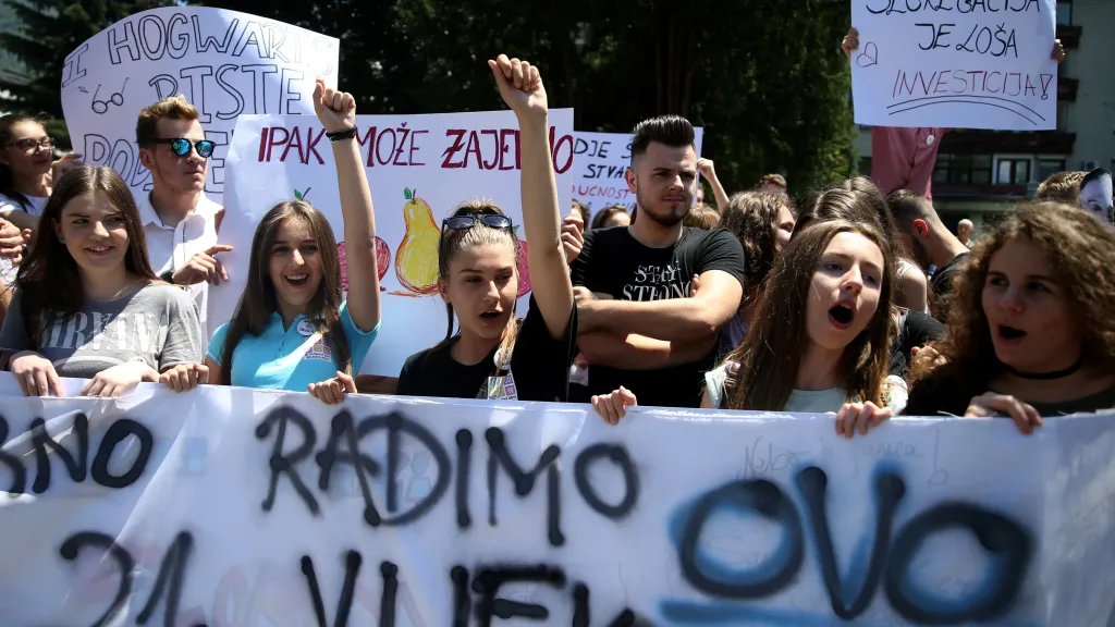 Středoškoláci protestují proti segregaci ve školách v Travniku v Bosně a Hercegovině.