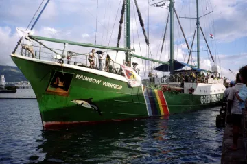 Před 40 lety potopili francouzští agenti loď Greenpeace. Zastavili tak vlastní jaderné testy