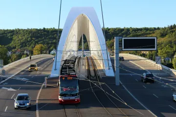 Trojský most je jiný, než měl být, Praha za to dostala vysokou pokutu