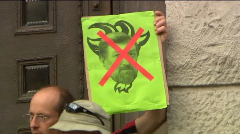 Před magistrátem se demonstruje proti Kněžínkovi