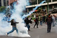 Při protestech v Bolívii zemřelo už deset lidí. Jsem nadále prezidentem země, vzkázal z Mexika Morales