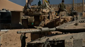 Izraelští vojáci a armádní technika na hranici Gazy (3. září 2025)