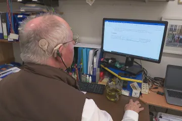 Profesor přišel o sluch. Díky implantátu může opět učit