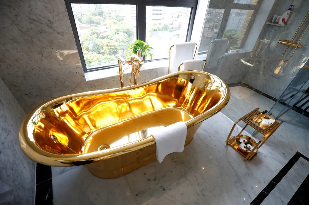 V hlavním městě Hanoji otevřeli hotel pro náročné klienty, jehož exteriér i interiér jsou ze zlata