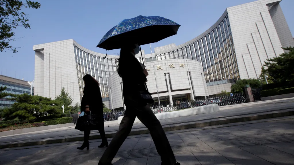 Lidé míjejí sídlo čínské centrální banky v Pekingu