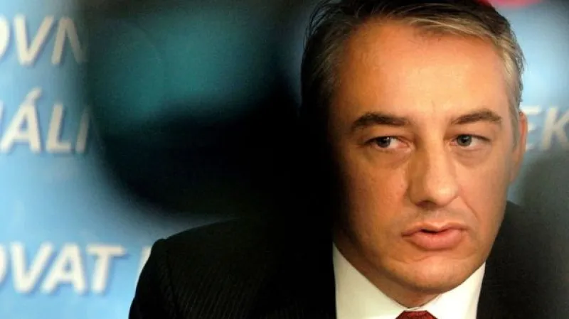 Služební zákon: Podle Sobotky vyhrál rozum, podle Středuly opozice