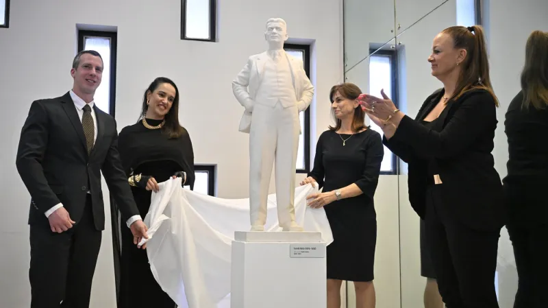 Odhalení sochy Tomáše Bati v Městském divadle Zlín