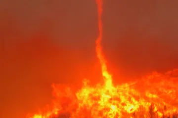 Ohnivé tornádo by mohlo pomoct oceánům od ropných skvrn. Vědci ho otestovali