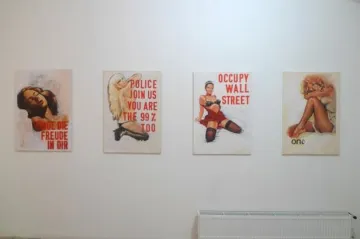 ONA B. vytváří vtipné orgie nadsázky a dvojsmyslů