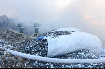 Požár v areálu kovošrotu v Kralupech je po týdnu zlikvidovaný, místo si převzal majitel