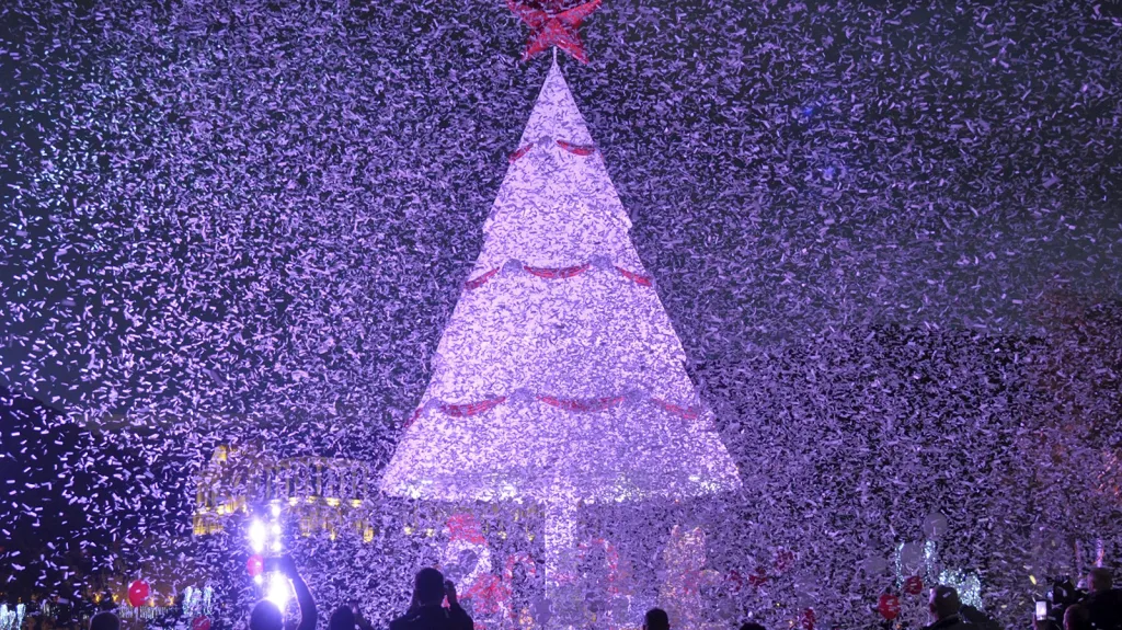 Lidé před vánočním stromem při zahájení adventu ve městě Zgharta v severním Libanonu