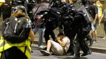 Zásah policie během střetů příznivců SNS a demonstrantů v Bělehradu (13. 8. 2025)