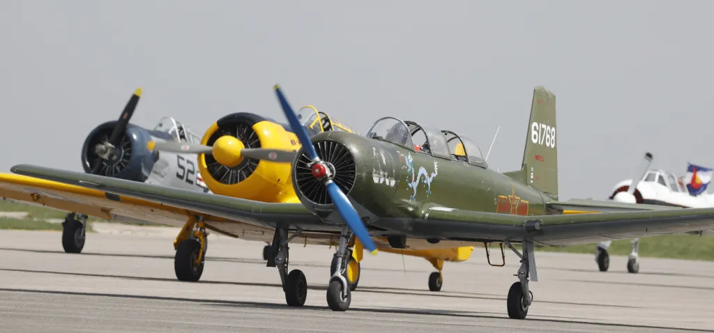 Piloti z Colorada věnují prostředky z letecké exhibice na podporu státu Colorado v souvislosti s bojem proti nemoci Covid-19