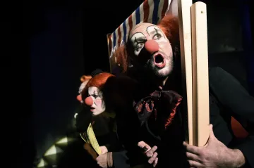 Recenze: Klaun August je aktuální manipulací mocných