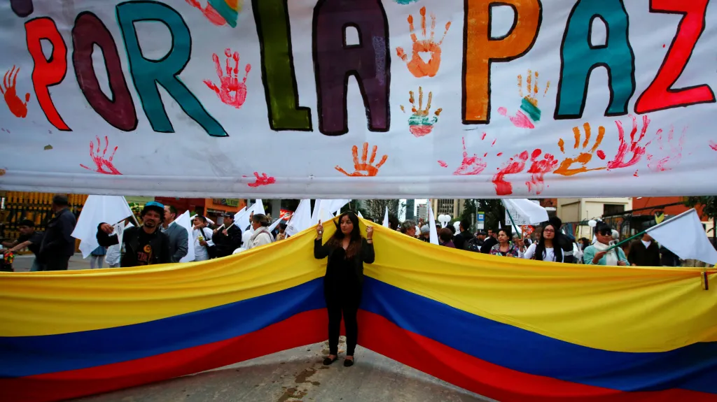 Příznivci nové mírové dohody s FARC nesou transparent „Za mír“