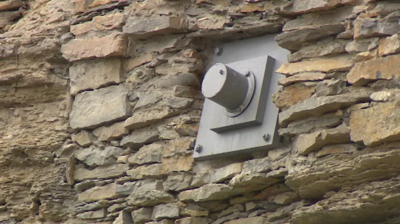 Detail ze zajištěného opukového skalního masivu