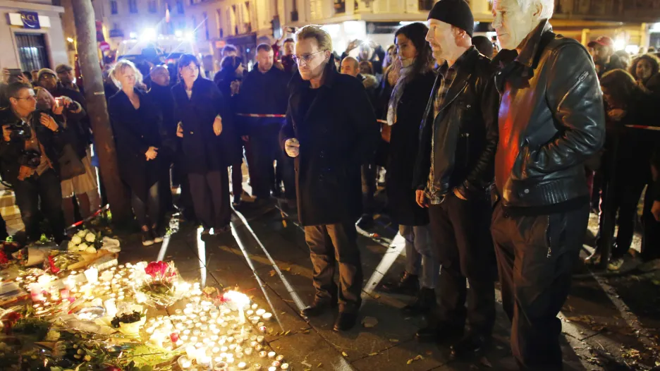 U2 při uctění památky obětí u pařížského klubu Bataclan