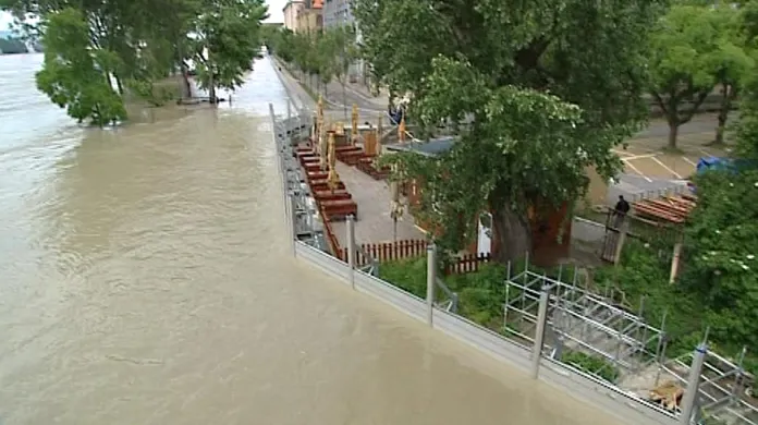 Protipovodňové zátarasy Bratislavu uchránily