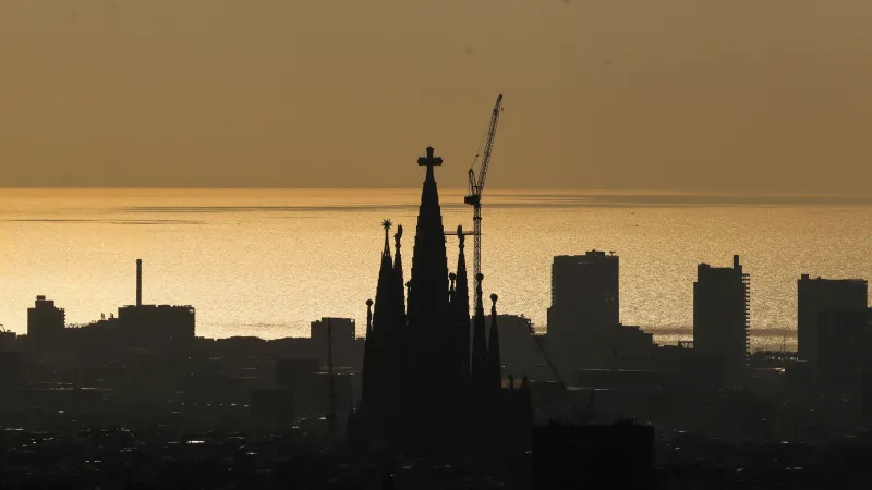 Barcelonské panorama s věží baziliky Sagrada Família