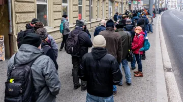 Lidé čekají před pobočkou v Ústí nad Labem