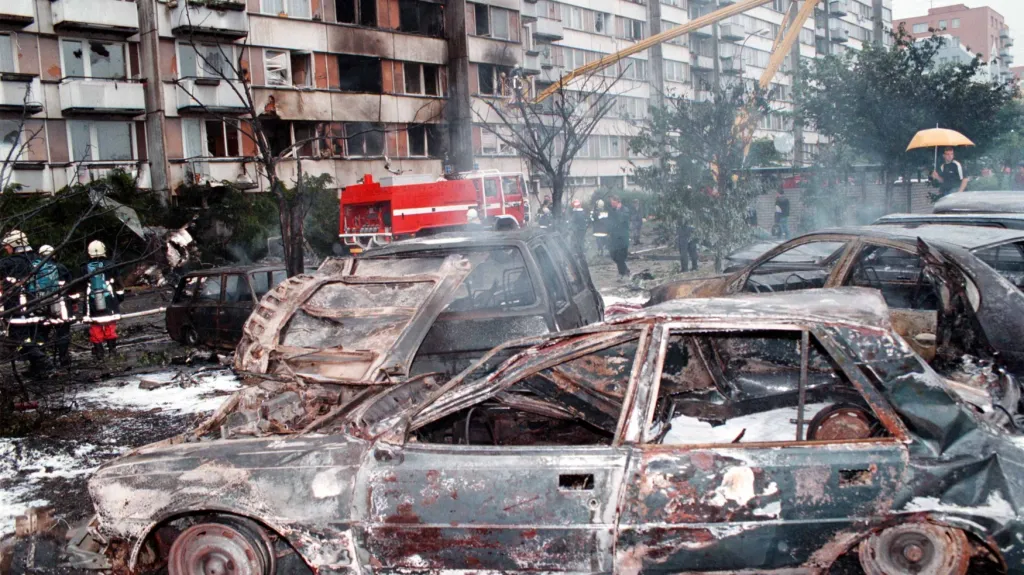 Českobudějovické sídliště Vltava, kam se  8. června 1998 po srážce dvou letadel Mig-21 jeden ze strojů zřítil
