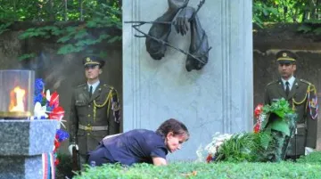 Ministryně zdravotnictví Dana Jurásková uctívá památku obětí komunismu