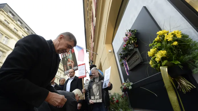 Andrej Babiš se spolustraníky položil květiny k pamětní desce připomínající události 17. listopadu 1989 na Národní třídě v Praze