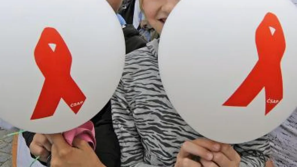 Vypouštění balonků na připomínku HIV pozitivních