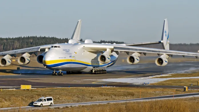Antonov 225 Mrija (ukrajinsky sen) je původně sovětský, nyní ukrajinský transportní letoun s maximální vzletovou hmotností 640 tun. Mrija je nejdelším a zároveň nejtěžším letounem, jaký kdy byl zkonstruován.