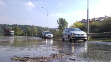 Voda zalila Hradeckou ulici v Brně