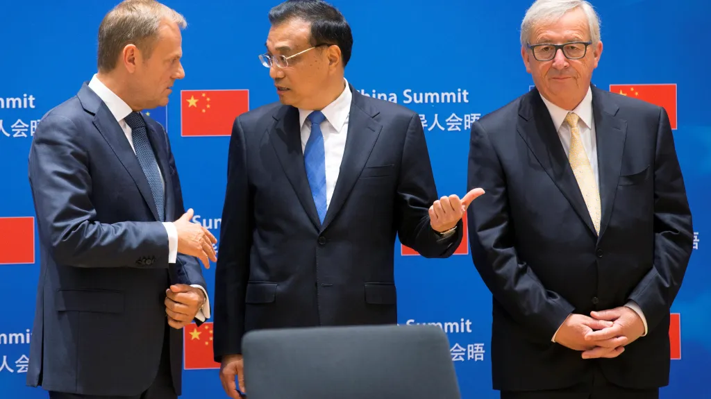 Donald Tusk, Li  Kche-čchiang a Jean-Claude Juncker na summitu v Bruselu