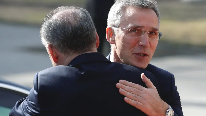 Andrej Kiska vítá Jense Stoltenberga v Košicích