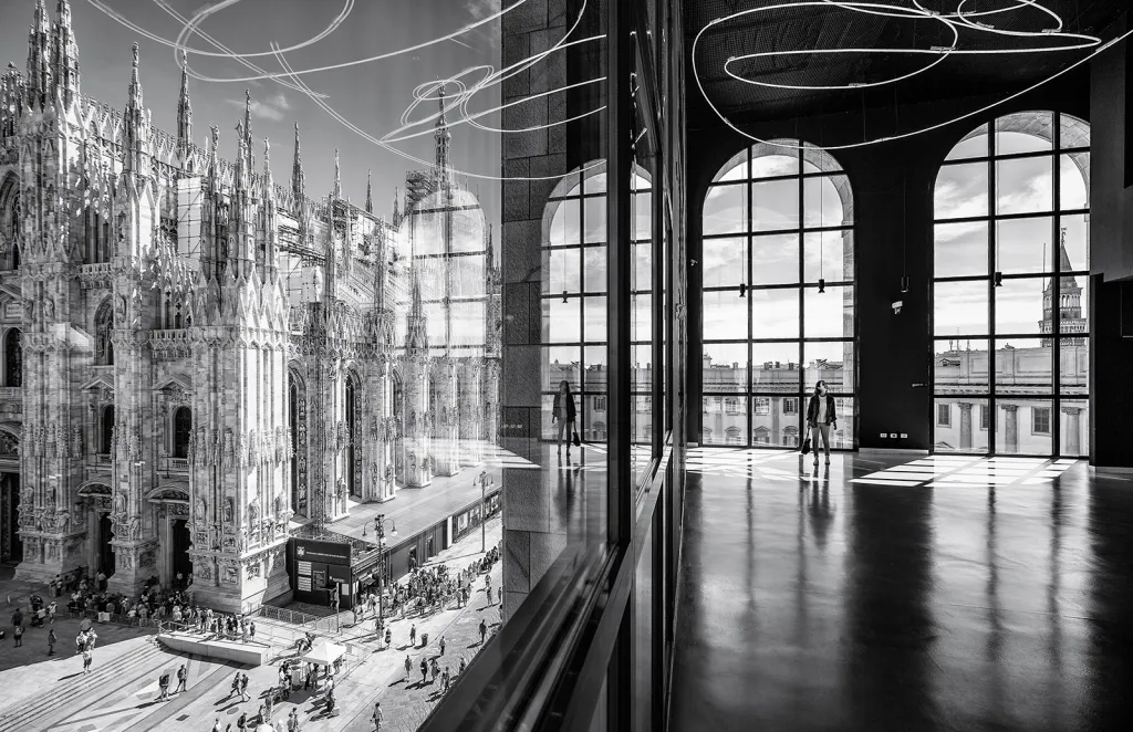 Pohled na náměstí Piazza Duomo z Muzea dvacátého století (Museo del 900) v budobě Palazzo dell'Arengario v Miláně