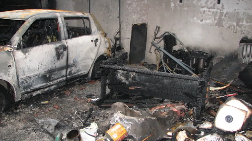 Oheň zničil garáž