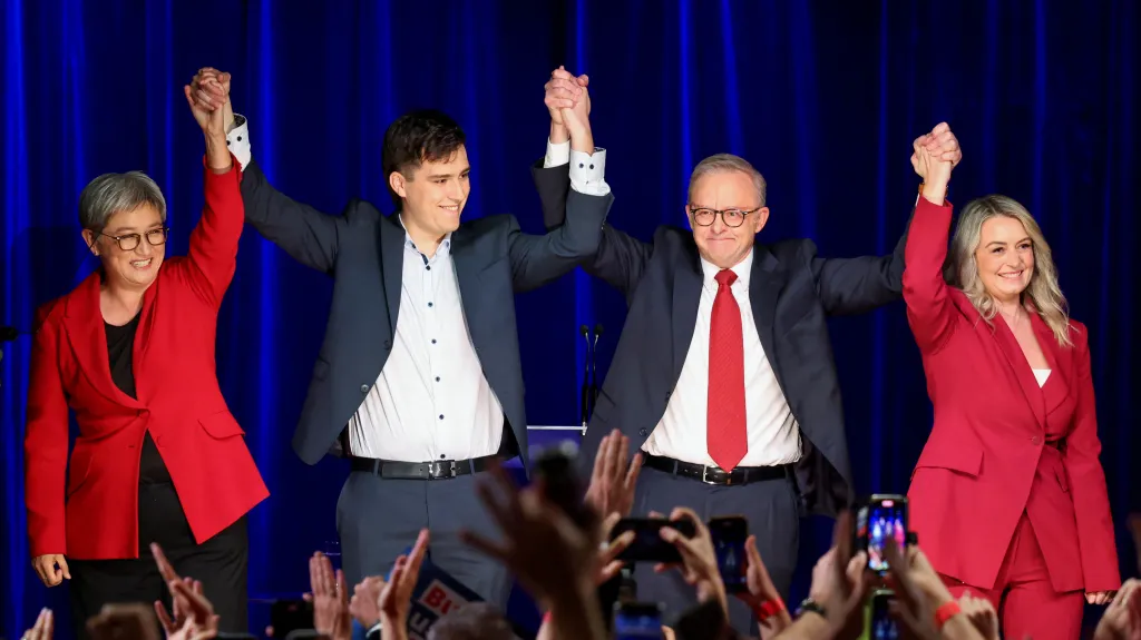 Anthony Albanese oslavuje vítězství ve volbách